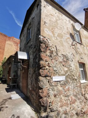 Vyborg şehrinin en eski konut binası olan ve 16. yüzyılda inşa edilmiş olan granit kayalardan yapılmış Vyborg Evi 'nin köşesinden manzara..