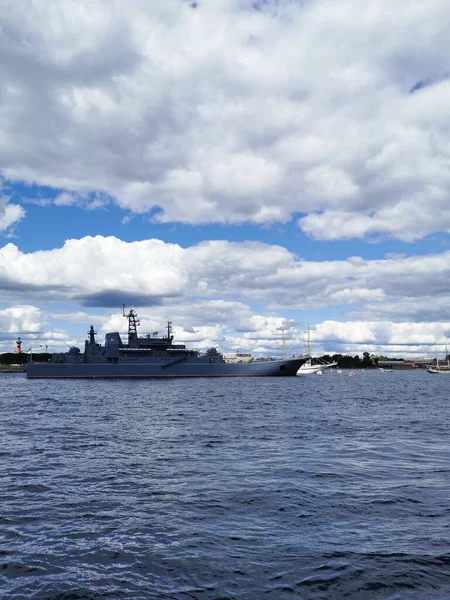 Ett Stort Landstigningsfartyg Olenegorsky Gruvarbetare Nevas Vattenområde För Flottans Dag — Stockfoto