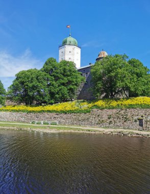 Vyborg Kalesi ve St. Olaf Kulesi, 13. yüzyılda Vyborg şehrinde mavi gökyüzüne karşı inşa edilmiştir..