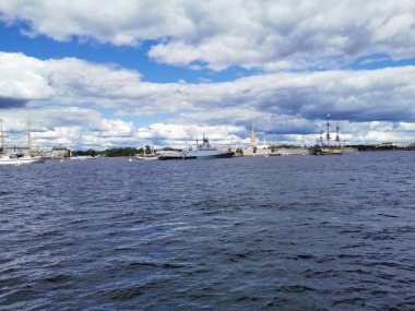 Savaş gemileri, fırkateynler ve yelkenliler St. Petersburg 'da Donanma Günü için Neva su bölgesinde inşa edildi..