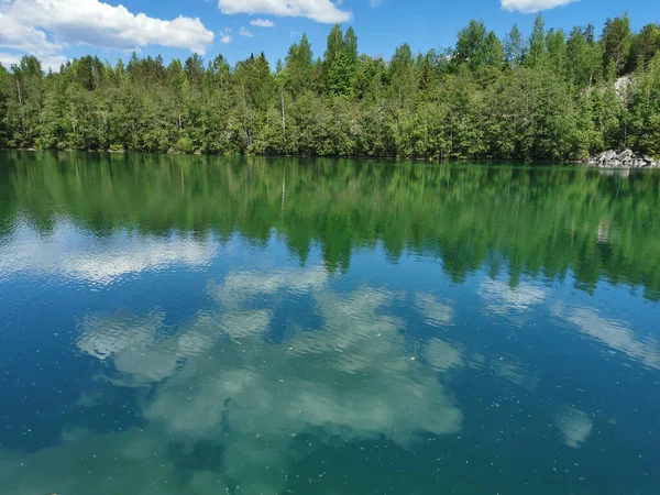 Costa Lago Luz Com Água Azul Turquesa Que Reflete Árvores — Fotografia de Stock