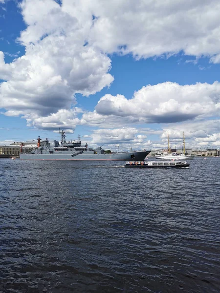 Een Groot Landingsschip Olenegorsky Mijnwerker Het Neva Watergebied Voor Dag — Stockfoto