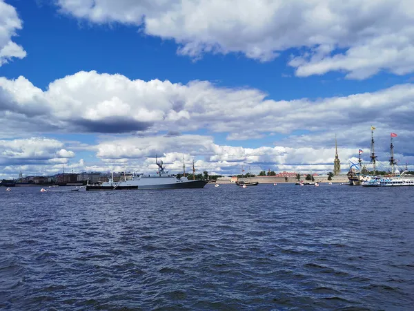 Das Kleine Raketenschiff Grad Swjaschsk Und Die Segelfregatte Poltawa Newa — Stockfoto