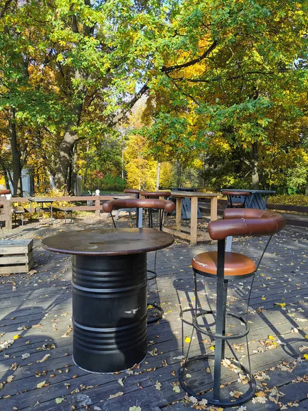 Пустынное Уличное Кафе Стульями Стол Металлической Бочки Осенними Деревьями Парке — стоковое фото