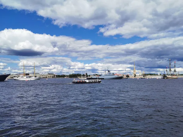 サンクトペテルブルクの海軍の日のためにネヴァ水域に建てられた軍艦 フリゲート — ストック写真