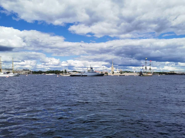 小型ロケット船 Grad Sviyazhsk とサンクトペテルブルクの海軍の日のためのネヴァ水域のセーリングフリゲート Poltava — ストック写真