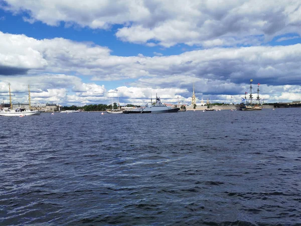 圣彼得堡海军节期间在涅瓦水域的 Grad Sviyazhsk 号小火箭船和 Poltava 号护卫舰 — 图库照片