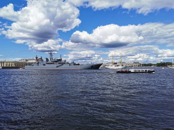 Válečné Lodě Fregaty Plachetnice Postavené Vodní Oblasti Neva Den Námořnictva — Stock fotografie