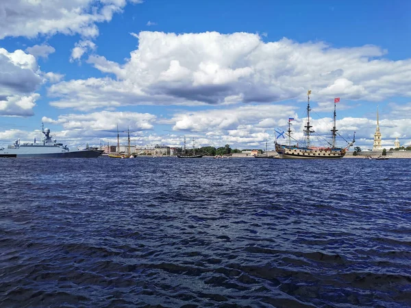 Small Rocket Ship Grad Sviyazhsk Sailing Frigate Poltava Neva Water — Stock Photo, Image