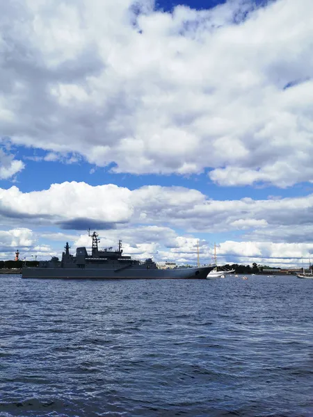 Ett Stort Landstigningsfartyg Olenegorsky Gruvarbetare Nevas Vattenområde För Flottans Dag — Stockfoto