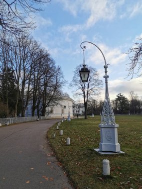Güzel, eski bir fener, St. Petersburg 'daki Elagin Adası' ndaki sonbahar parkında bulutlu mavi bir gökyüzünün arka planında duruyor..
