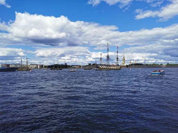 サンクトペテルブルクの海軍の日のためのネヴァ水域でフリゲートPoltavaをセーリング 周りの多くの喜びのボートがあります — ストック写真