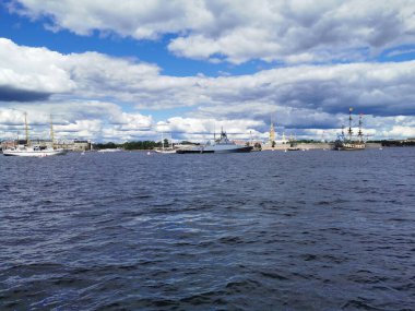 Savaş gemileri, fırkateyn ve yelkenliler, Saint Petersburg 'da Donanma Günü için Neva su bölgesinde inşa edildi..