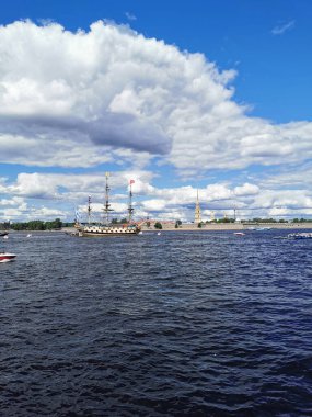 Donanma Günü için Neva su bölgesinde St. Petersburg 'da yelkenli firkateyni Poltava..