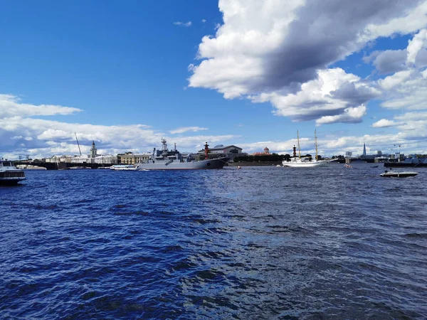 サンクトペテルブルクの海軍の日のためにネヴァ水域に建てられた軍艦 フリゲート 帆船は 周りの多くの喜びのボートがあります — ストック写真