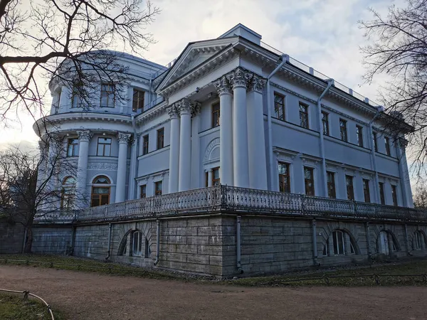 San Petersburgo Rusia Jarrones Piedra Del Palacio Elaginoostrovsky Con Una —  Fotos de Stock