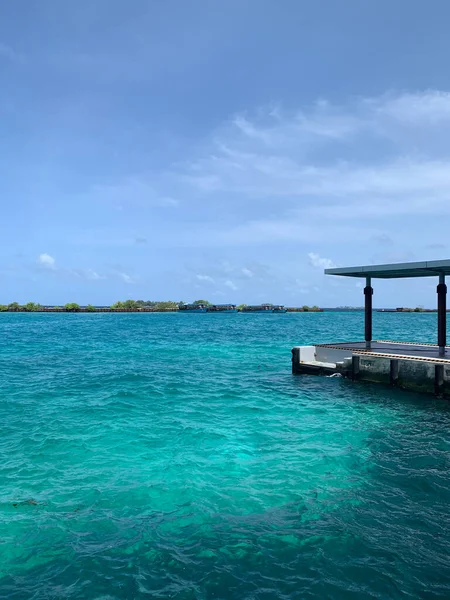 Причал Бирюзовой Водой Мальдивах Видом Остров Причалами Фоне Неба Красивыми — стоковое фото