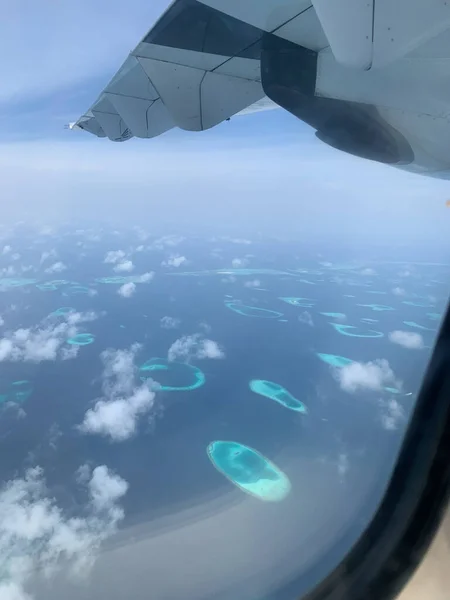 Вид Воздуха Мальдивы Бирюзовой Воде Индийского Океана Иллюминатора Крыла Самолета — стоковое фото