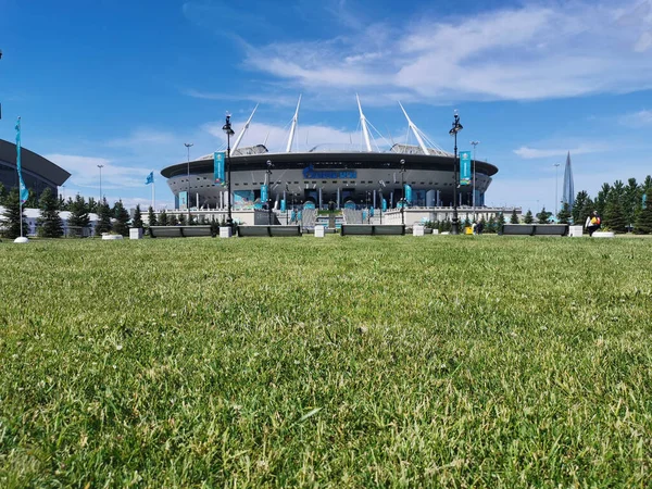 欧洲杯2020欧洲足球锦标赛赛日当天上午 圣彼得堡Gazprom竞技场体育场前的草坪和长椅与乌云密布的蓝天交锋 — 图库照片