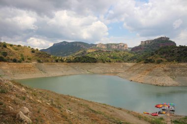 Güneşli sahil rezervuarı Pantano de Ciurana ve tekne istasyonu, Tarragona, Katalonya, İspanya.