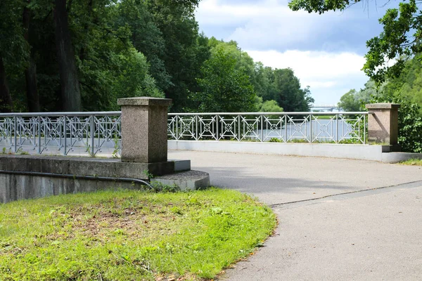 Der Weg Zur Grauen Granitbrücke Über Den Fluss Mit Geschmiedeten — Stockfoto