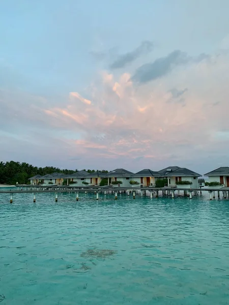 Sonnenuntergang Auf Den Malediven Über Den Wasservillen Das Azurblaue Wasser — Stockfoto