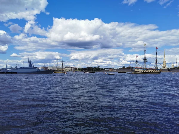 圣彼得堡海军节期间在涅瓦水域的 Grad Sviyazhsk 号小火箭船和 Poltava 号护卫舰 — 图库照片