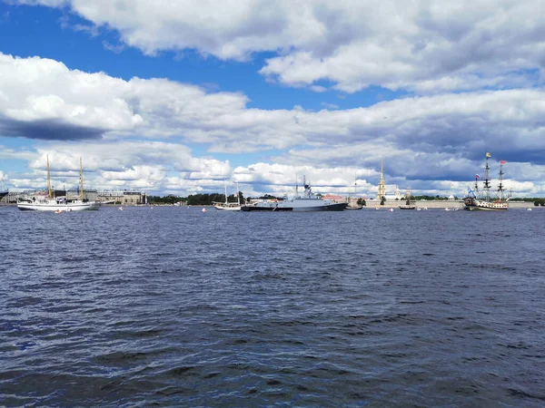 Den Lilla Raketen Grad Sviyazhsk Och Segling Fregatten Poltava Neva — Stockfoto