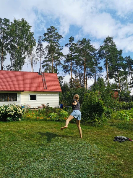 Egy Szép Hajú Lány Farmernadrágban Egy Sötét Póló Ugrik Egyik — Stock Fotó