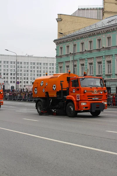 Możliwość Paradzie Pomarańczowe Ciężarówki Kamaz Piłce Nożnej Oczyszczają Ulicę Napis — Zdjęcie stockowe