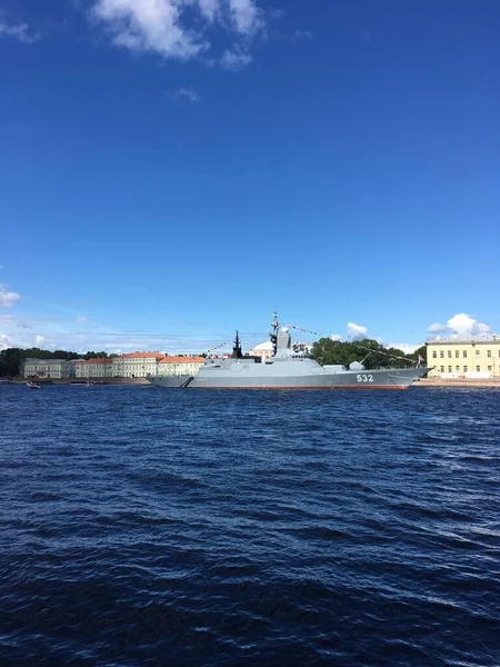 Ett Krigsfartyg Nevas Vattenområde Som Anländer För Att Delta Marinparaden — Stockfoto