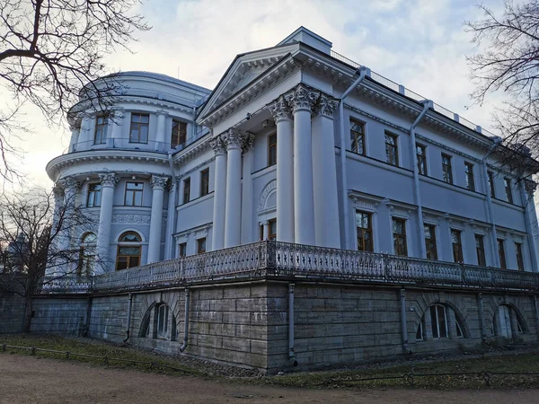 Gray Elaginoostrovsky Palacio Entre Los Árboles Con Hojas Caídas Contra — Foto de Stock