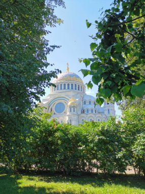 Nicholas Katedrali, 1903 'te Neo-Bizans tarzında inşa edilmiş, ağaçların arasında, Kronstadt' ta bir yaz gününde..