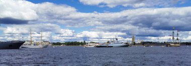 St. Petersburg 'da Donanma Günü için Neva su bölgesinde inşa edilen savaş gemileri, fırkateyn ve yelkenlilerin panoramik manzarası.