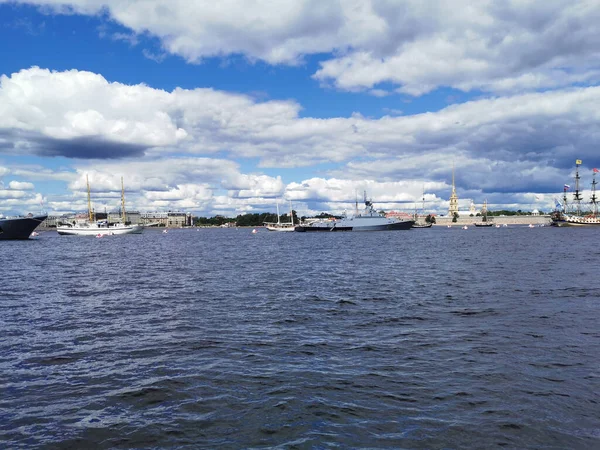 Savaş Gemileri Fırkateynler Yelkenliler Petersburg Donanma Günü Için Neva Bölgesinde — Stok fotoğraf