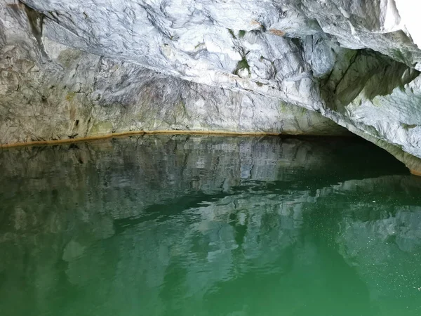 Muur Van Grot Weerspiegeld Het Smaragdgroene Water Van Marmeren Canyon — Stockfoto