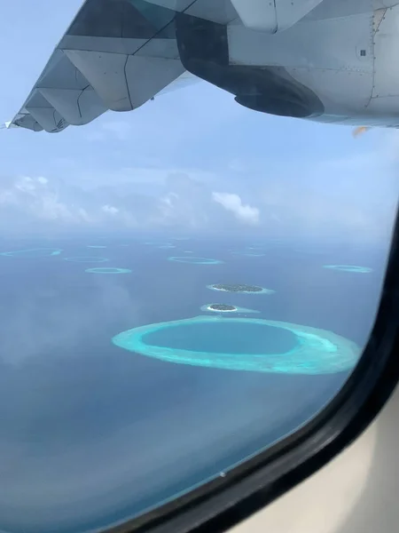 Вид Воздуха Мальдивы Бирюзовой Воде Индийского Океана Иллюминатора Крыла Самолета — стоковое фото