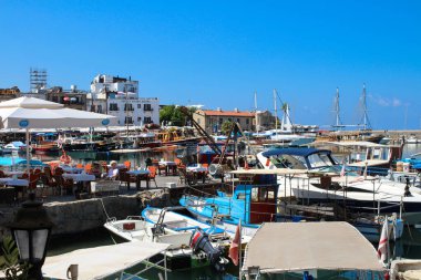 KYRENYA. CYPRUS. Yatlar, tekneler ve Kyrenia Limanı 'nda bir açık hava restoranı. .