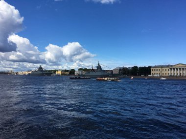 Neva 'nın su bölgesindeki savaş gemileri St. Petersburg' daki deniz yürüyüşüne katılmak için geldiler..