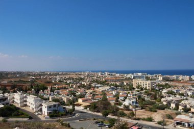 Aziz Elijah Kilisesi 'nin mavi gökyüzüne karşı bulunduğu yerdeki gözlem güvertesinden Protaras Panoraması. Kıbrıs.