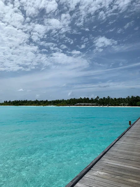 День Мальдивах Вид Деревянного Пирса Побережье Индийского Океана Белым Песком — стоковое фото