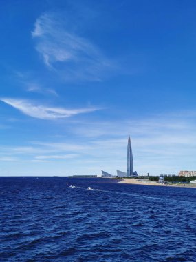 Saint-Petersburg 'da. - Rusya. Finlandiya Körfezi 'nin yaya köprüsünden, Lakhta Center' dan ve Match TV kanalının stüdyosundan St. Petersburg 'un 300. yıldönümü parkında futbol topu şeklinde bir görüntü.