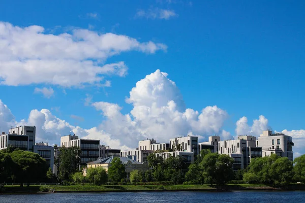 Vista Orilla Del Río Con Casas Árboles Contra Cielo Azul —  Fotos de Stock