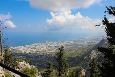  Aziz Hilarion şatosundan Kyrenia şehrine, dağlara, gökyüzüne ve Akdeniz 'e kadar panoramik manzara. Kıbrıs.