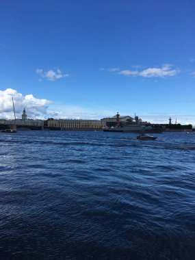 Neva 'nın su bölgesi. Savaş gemileri St. Petersburg' daki bulutlu mavi gökyüzü geçit törenine katılmak için geliyorlar..