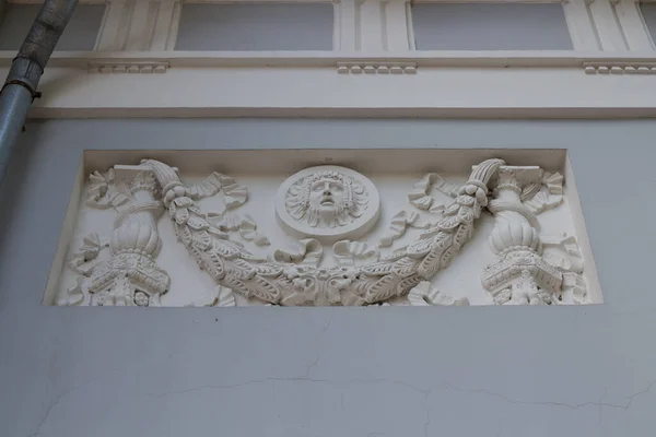 Bas Relief Białej Ścianie Pawilonu Parku — Zdjęcie stockowe