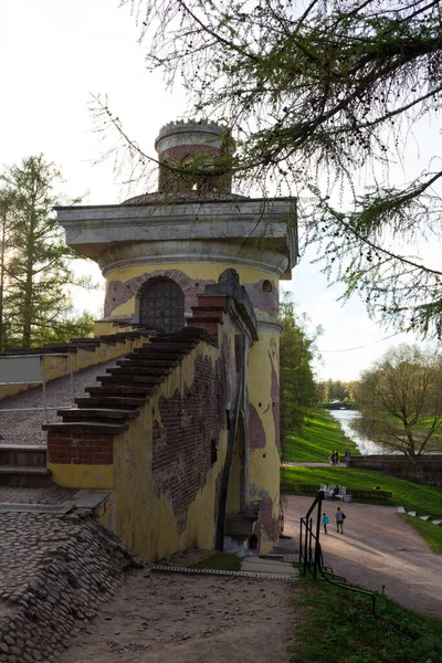Torre Ruina Envejecida Artificialmente Parque Catalina Tsarskoye Selo —  Fotos de Stock