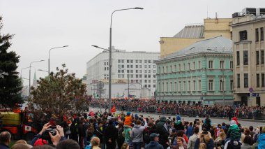 MOSKOW. Rusya 'ya. Arbat 'taki insanlar Zafer Günü' ne adanmış geçit töreninde yaklaşan askeri teçhizatı kaldırıyorlar. 9 Mayıs..