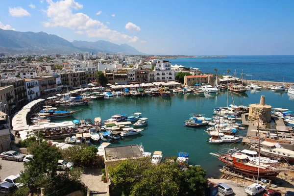KYRENYA. CYPRUS.View Cyrenian Limanı 'ndaki kaleden at nalı şeklinde, Kyrenia' nın evi ve dağ şeklinde.