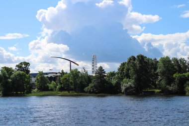 Nehirden eğlence parkına kadar virüs yüzünden çalışmayan manzara. Ayakta duran bir dönme dolap, hareketsiz duran bir roket. St. Petersburg.